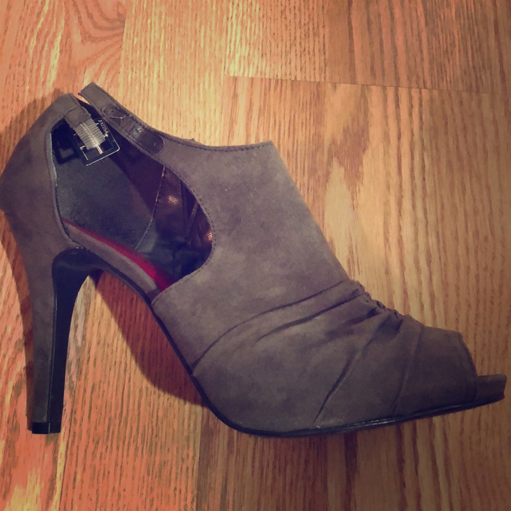 Peep toe bootie